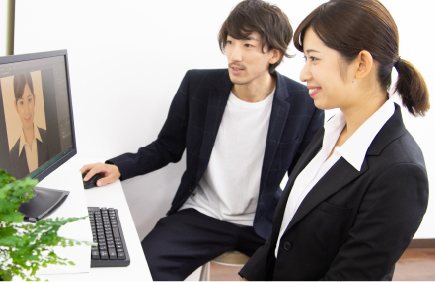 隣で相談しながら証明写真を修正します画像